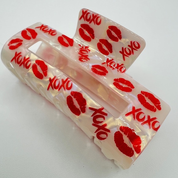 New XOXO Red Lip Print Hair Clip - Picture 1 of 4